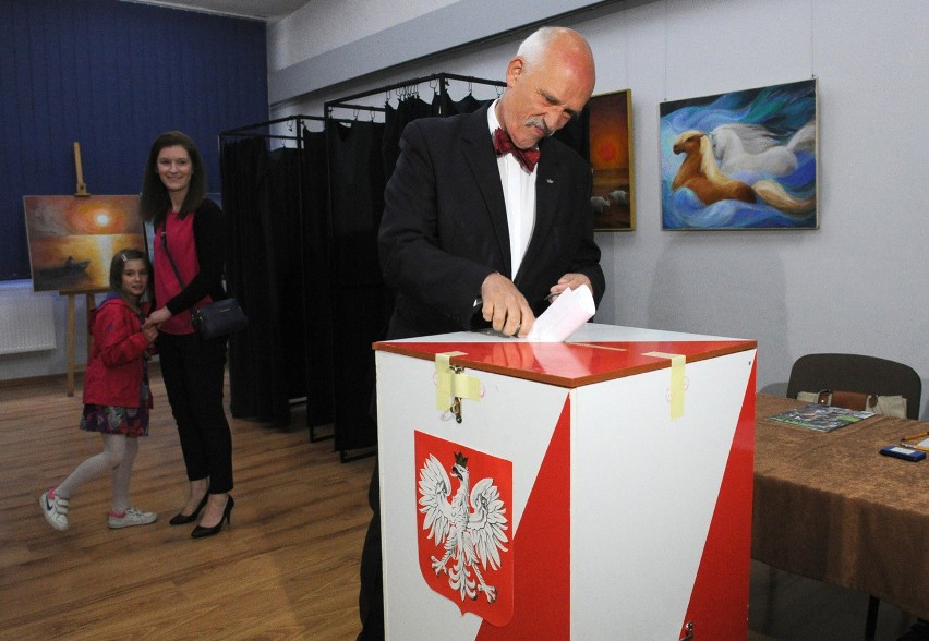 Janusz Korwin-Mikke przy urnie wyborczej