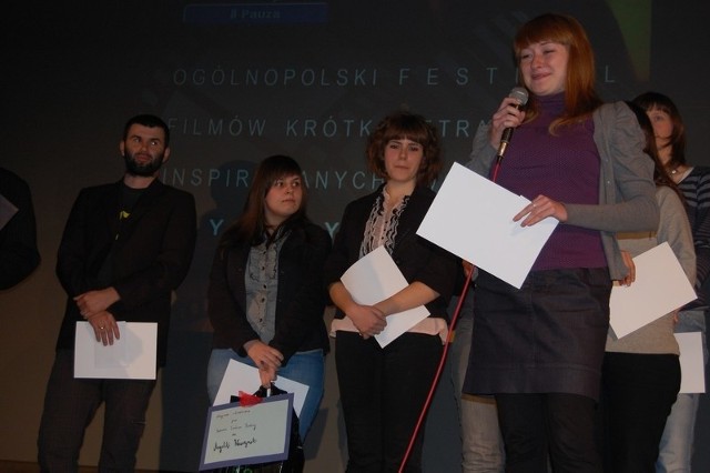 Moment wręczania nagród. O sobie opowiada Natalia Oliwiak,  studiująca w Toruniu edukację artystyczną mieszkanka Kostrzyna, która zdobyła pierwszą nagrodę za film pt. "Mostowa 13&#8221;.
