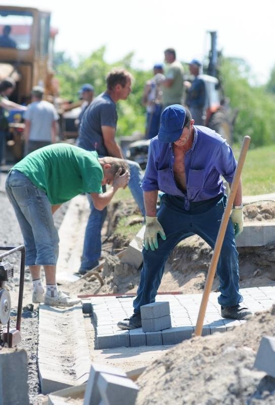 Prace drogowe w Małej Wsi wykonuje Przedsiębiorstwo Robót Drogowo-Mostowych ze Świętna. - Przedtem była tu zwykła droga polna - powiedzieli nam pracownicy.