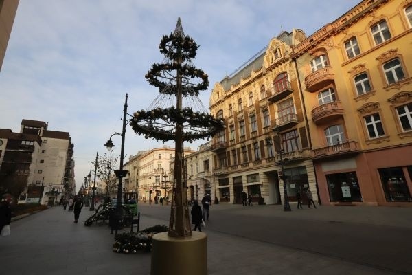 Na ulicy Piotrkowskiej i na placu u zbiegu z al. Mickiewicza...