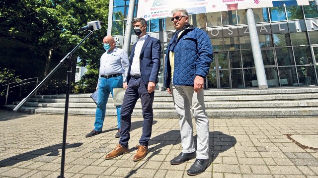 Poseł Radosław Lubczyk (w środku) spotkał się z dziennikarzami przed Radiem Koszalin  