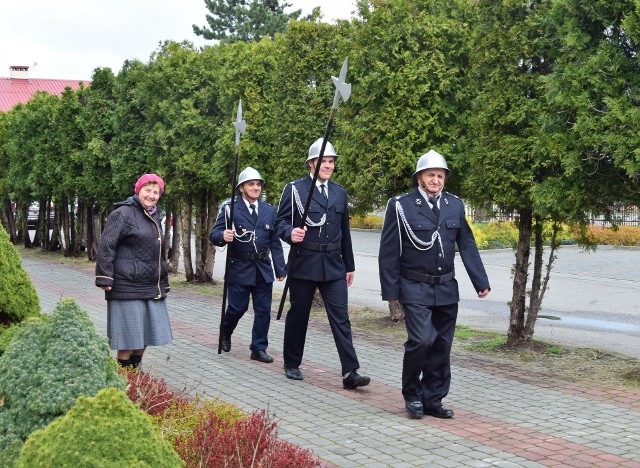 Druhowie Ochotniczej Straży Pożarnej w Tarnobrzegu - Mokrzyszowie jak co roku pełnią wartę przy Grobie Pańskim.
