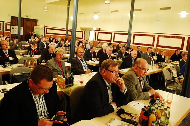 Burmistrzowie, wójtowie, starostowie przyjechali do Bad Muskau na konferencję.
