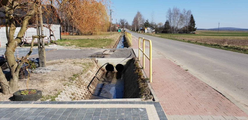 W Grabkowie wyczyszczono przydrożne rowy. Woda już nie będzie zalewać posesji