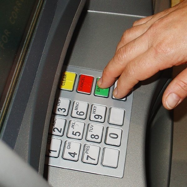 Wypłata z obcego bankomatu może kosztować nawet 40 zł