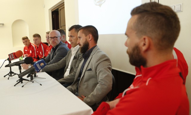 W konferencji prasowej wzięli udział Krzysztof Karwański, prezes zarządu APKLAN RZESZÓW, trener Szymon Grabowski, prezes Resovii Wojciech Zając oraz nowi gracze Resovii