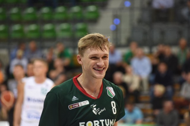 Koszykarz w poprzednim sezonie reprezentował barwy Legii Warszawa. Rzucał niespełna 12 pkt/mecz, a jego zespół z bilansem 5-17 zajął 14.miejsce w lidze.