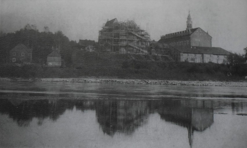 Rok 1903. Odbudowa świątyni na ruinach kościoła...