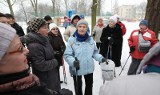 90-letnia łodzianka maszeruje z kijkami. Do spacerów i ćwiczeń zachęciła ją córka