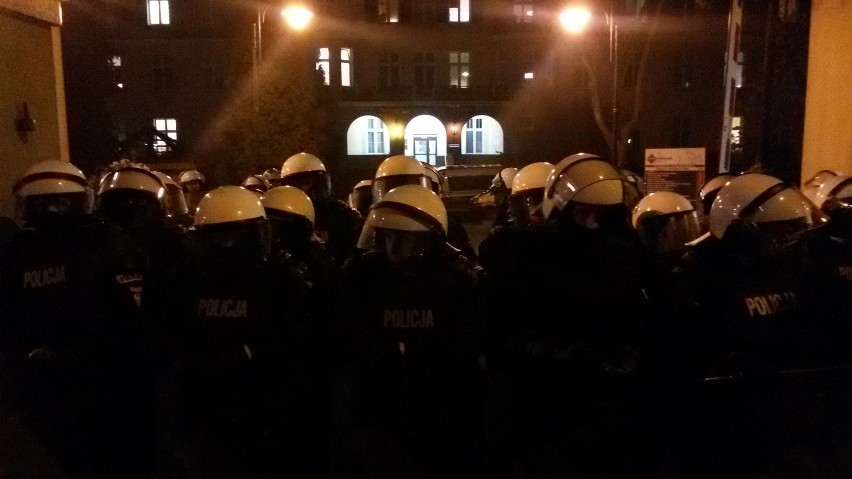 Po godz. 22.00 doszło do kolejnych starć z policją, tym...