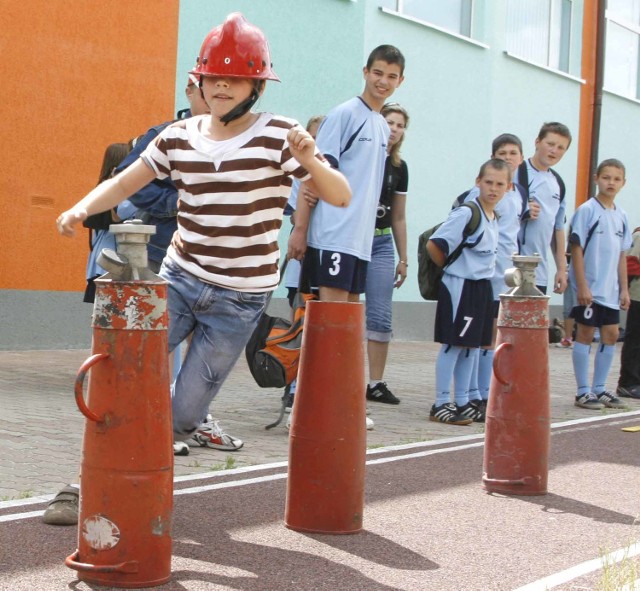 Dzieci sprawdzały się między innymi na strażackim torze sprawnościowym.