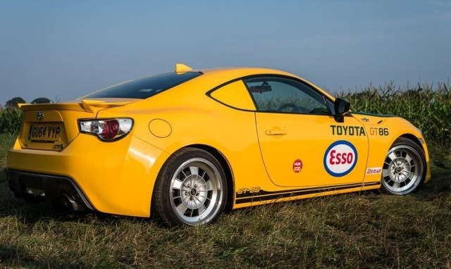 Brytyjski oddział Toyoty przygotował 6 wersji sportowego coupe GT86, stylizowanych na słynne wyczynowe samochody Toyoty z przeszłości. Kolekcja zadebiutowała na GoodWood Festival of Speed w 2015 roku. Potem była wielokrotnie prezentowana na pokazach i spotkaniach fanklubu GT86. Teraz można przekonać się, jak nowoczesne GT86 w klasycznych oklejeniach prezentują się w ruchu. Toyota zorganizowała wycieczkę na malownicze wybrzeże w Norfolk, podczas której samochody zaprezentowały się w pełnej krasie.Fot. Toyota