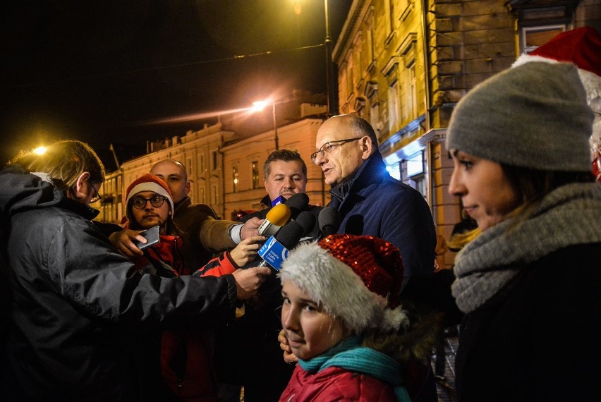 Pod lubelskim ratuszem rozbłysła świąteczna choinka (ZDJĘCIA, WIDEO)