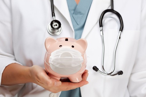 Szpital w Bielsku wdraża plan naprawczy. Jednym nie przedłuża umów, innych - chce zatrudnić