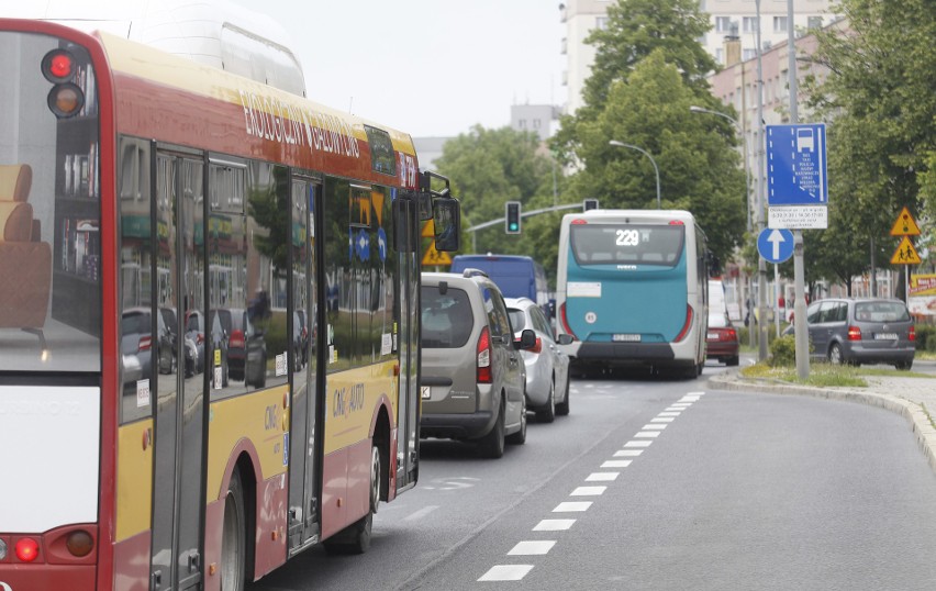 Buspasami w godzinach szczytu tak jeżdżą kierowcy w...