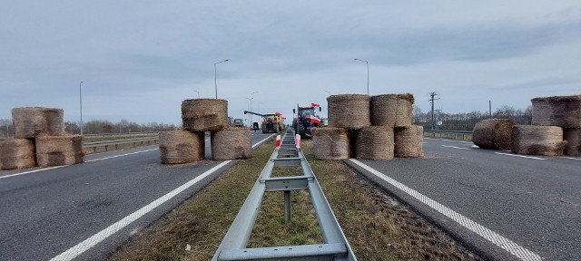 Rolnicy z powiatów gryfińskiego, myśliborskiego i pyrzyckiego zaostrzyli protest na S3 węzeł Myślibórz