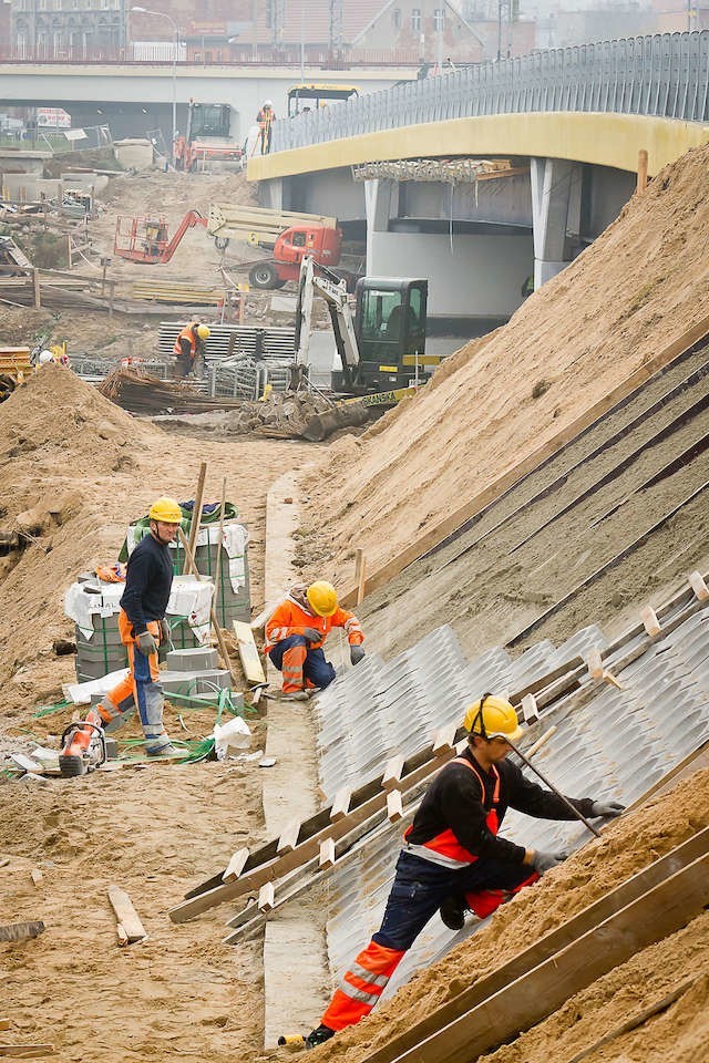 Na budowie nowej przeprawy przez Kanał bydgoski trwają intensywne prace przy przyczółkach mostowych.
