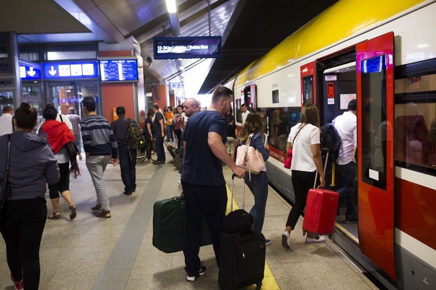 Kraków. Więcej pociągów i autobusów nocnych. Podróżni mogą się cieszyć