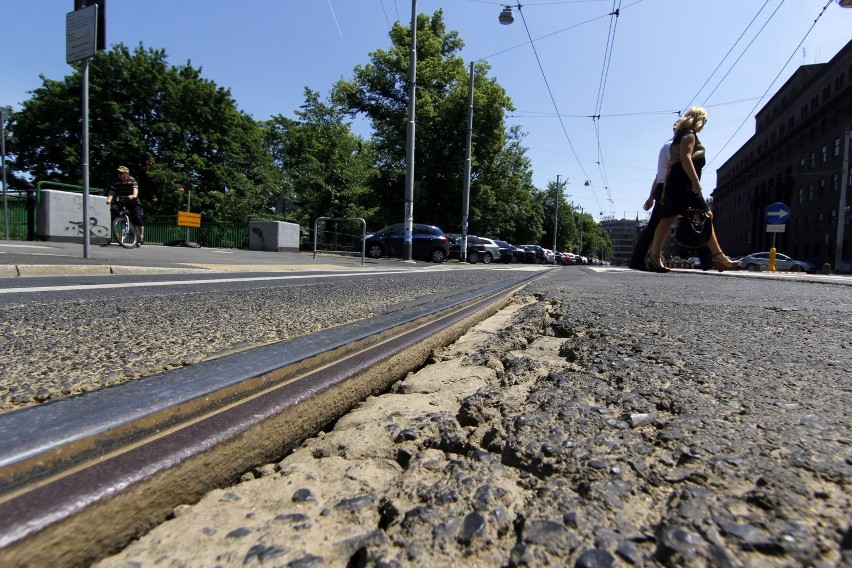 Dziury i bąble na niedawno remontowanym Podwalu