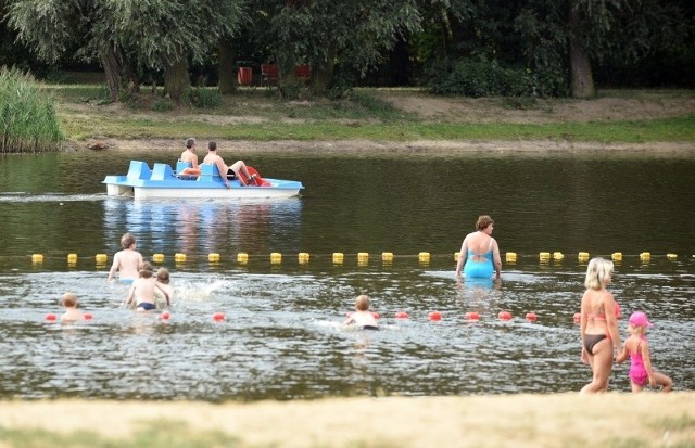 Wypożyczenie czteroosobowego roweru wodnego na kąpieliskach prowadzonych w Łodzi przez MOSiR będzie kosztować 18 zł.