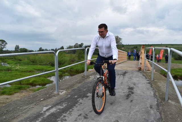 Wojewoda małopolski Łukasz Kmita jako pierwszy przejechał się po otwartej ścieżce rowerowej między Odrowążem Podhalańskim a Czarnym Dunajcem