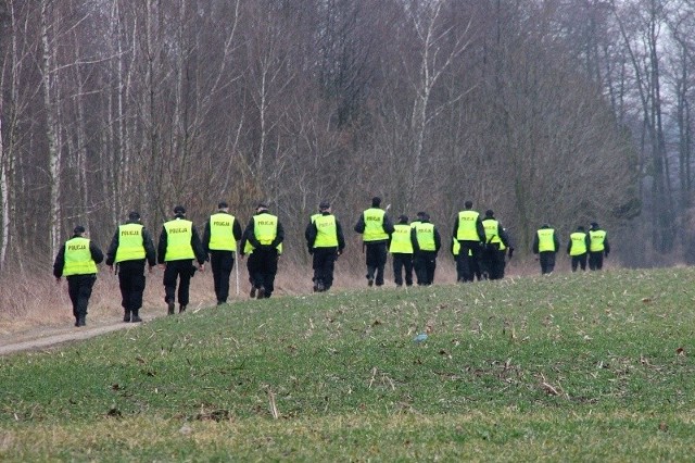 - Moim zdaniem wersja mówiąca o tym, że burmistrz przyszedł do domu i przypadkiem nakrył włamywacza, jak okrada mu dom, jest mało prawdopodobna. - mówi prof. Tadeusz Cielecki.