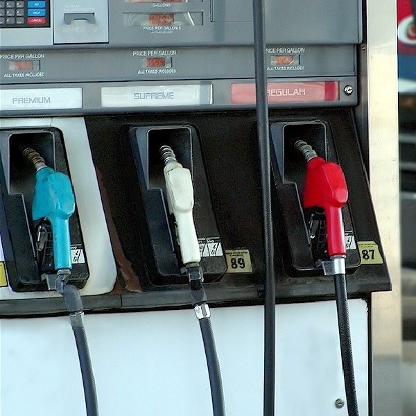 Za benzynę płacimy coraz mniej