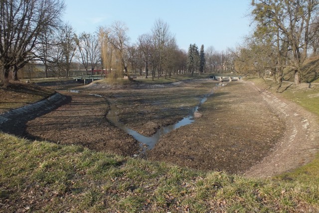 Zimą staw wygląda ponuro, ale wkrótce zapełni się wodą