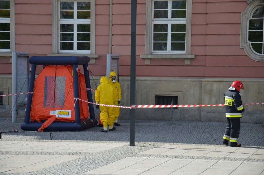 Wrocław: Tajemnicza koperta w urzędzie miejskim przy pl. Nowy Targ (FILM, ZDJĘCIA)