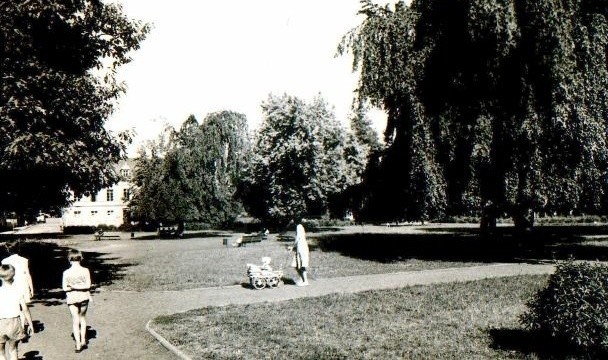 Plac Powstańców Warszawy w Słupsku, przełom lat 50. i 60. Za dnia piękny, nocą należał do bardzo niebezpiecznych.