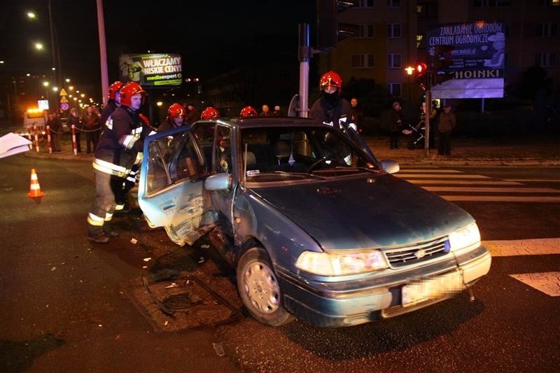 Hyundai zderzył się z mercedesem. Dwie osoby ranne.