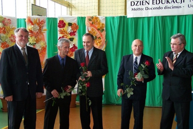 Od lewej: starosta wolsztyński Ryszard Kurp, Stefan Korecki, Zenon Michalewicz, Bolesław Smukała oraz przewodniczący Rady Powiatu Wolsztyńskiego Krzysztof Piasek.