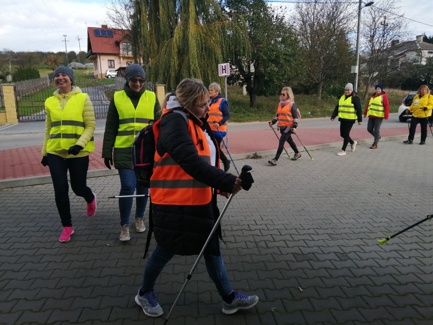 I Jesienny Rajd Nordic Walking w sołectwie Chwałki, w gminie Obrazów. Maszerowało około 30 osób 