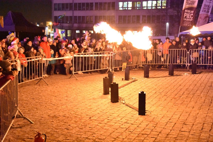 Chrzanów. Św. Mikołaj rozdawał dzieciom prezenty. Pokazy taneczne i fireshow [ZDJĘCIA]