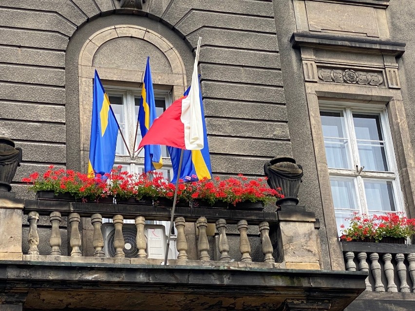 Bytom. Na budynku Urzędu Miejskiego pojawiły się tablice po śląsku. Miasto świętuje Dzień Śląskiej Flagi