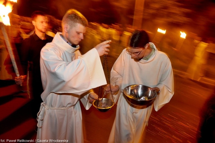 Pochodnie i bębny w centrum Wrocławia. Nocna procesja Bożego Ciała (ZDJĘCIA)