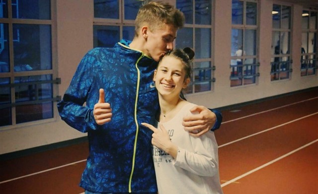Mateusz Borkowski po poprawieniu halowego rekordu Polski na 1500 metrów. Pierwsza pogratulowała mu jego dziewczyna Oliwia Olszok.