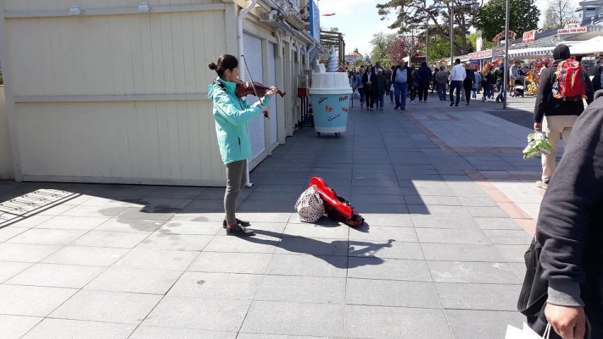 Majówka w Międzyzdrojach. Tłumy turystów na promenadzie [ZDJĘCIA]