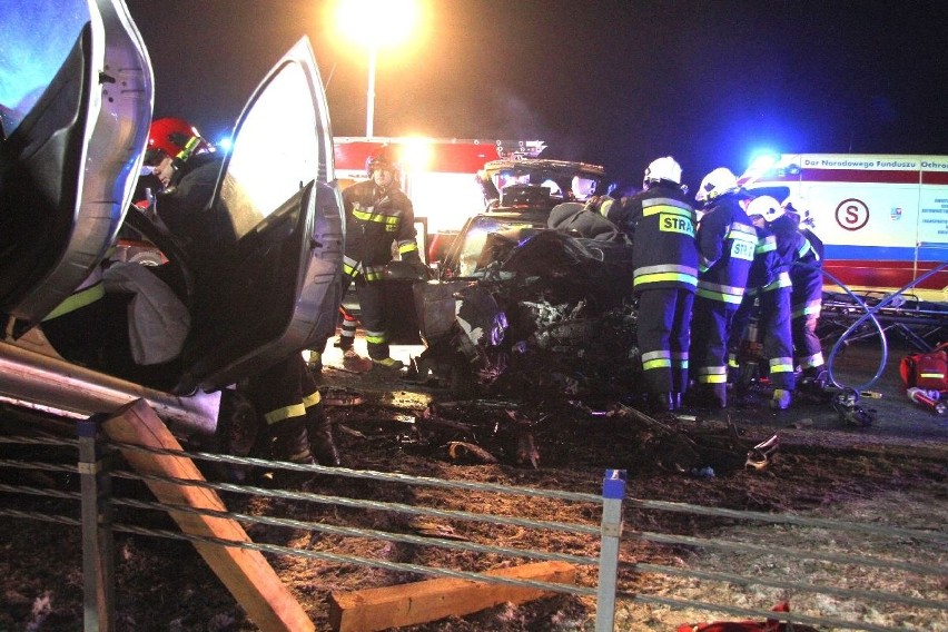 Śmiertelny wypadek na ekspresowej "7" koło Tokarni. Wielu rannych. Jeden z kierowców jechał pod prąd, doszło do czołowego zderzenia! 