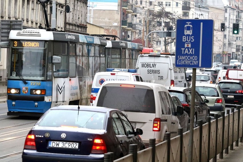 Światła na Traugutta źle ustawione? Urząd nie widzi problemu