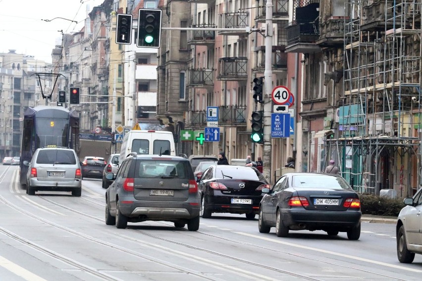 Światła na Traugutta źle ustawione? Urząd nie widzi problemu