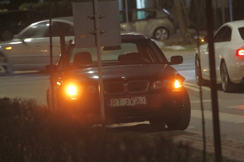 W Nowej Dębie kierowca bmw wjechał w peugeota i uciekł, zostawiając pijanego pasażera. Dlaczego? (ZDJĘCIA)