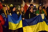 Manifestacja na kieleckim Rynku. W rocznicę wybuchu wojny wyrazili solidarność z Ukrainą. Zobacz zdjęcia