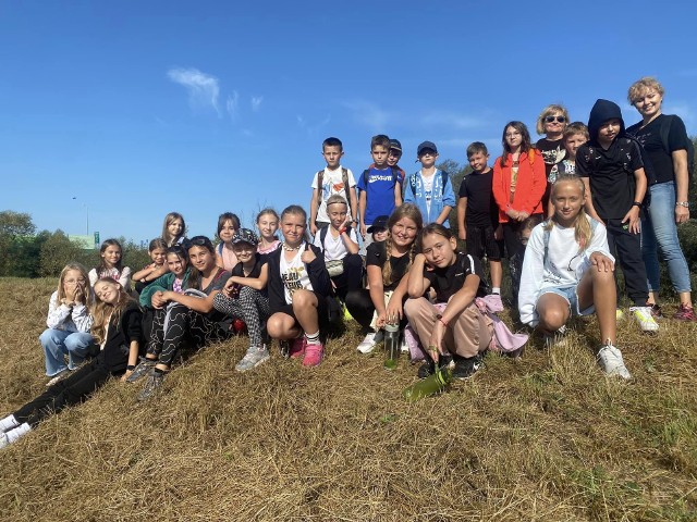 Uczniowie z Sokolnik podczas pieszej wyprawy do Sandomierza