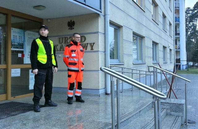 W urzędzie skarbowym w Strzelcach Opolskich są policjanci, strażacy i ratownicy medyczni.