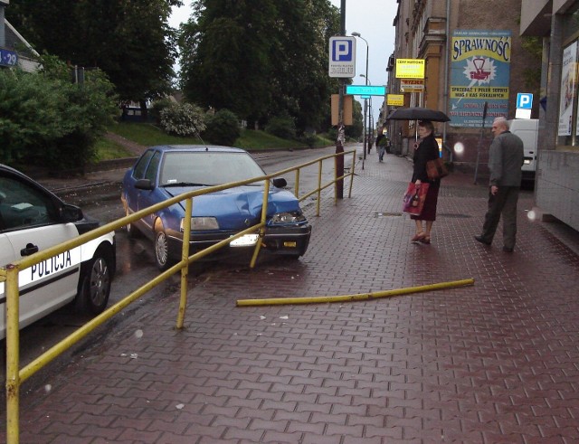 Kierowca tego samochodu najpierw wypił alkohol, a potem wsiadł za kierownicę auta. Na ulicy Dworcowej spowodował wypadek, w którym ucierpiał idący chodnikiem mieszkaniec Brudzewic.