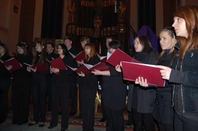 W kościele usłyszymy  m. in. młodzieżowy chór "Nadzieja&#8221;  z Nakła, który wystąpi pod dyrekcją Michała Gacki