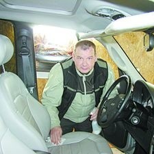Skórzaną tapicerkę w nowym samochodzie warto zakonserwować u profesjonalisty - radzi Grzegorz Klejzik, szef salonu