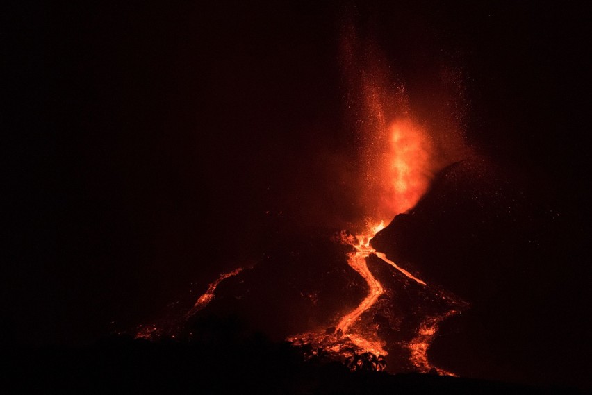 La Palma: wulkan Cumbre Vieja znów w żywiole. Wycieka lawa, erupcja może potrwać nawet do końca roku [ZDJĘCIA] [WIDEO]