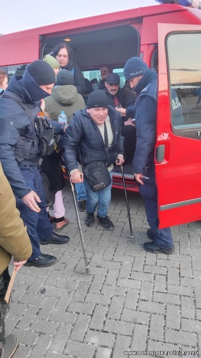 Policjanci z Wrocławia pomagają uchodźcom na granicy polsko-ukraińskiej [ZDJĘCIA]